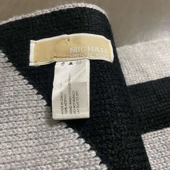 Michael Kors Scarf - Picture 3 of 3